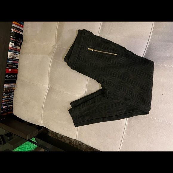 Ann Taylor size 8 plaid ankle cut stretch material with gold zippers - Picture 4 of 4